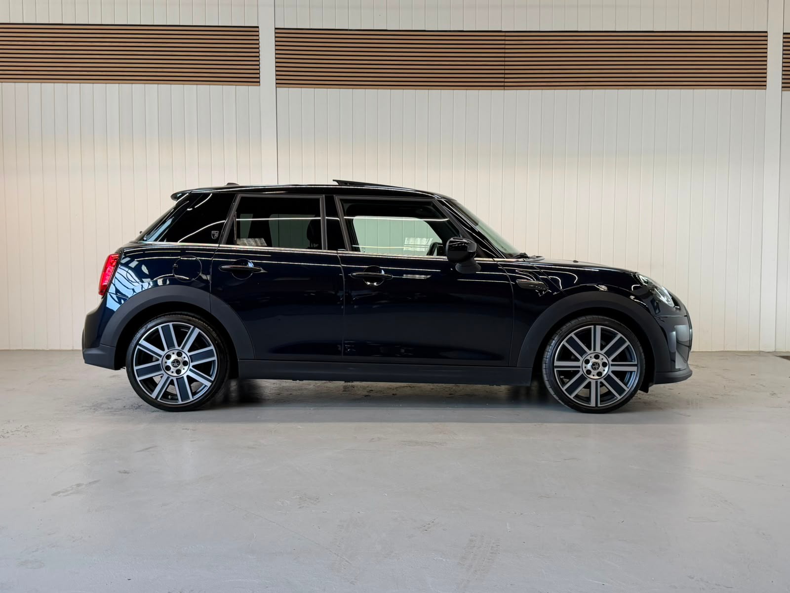 MINI Cooper mit Top Ausstattung-image-5