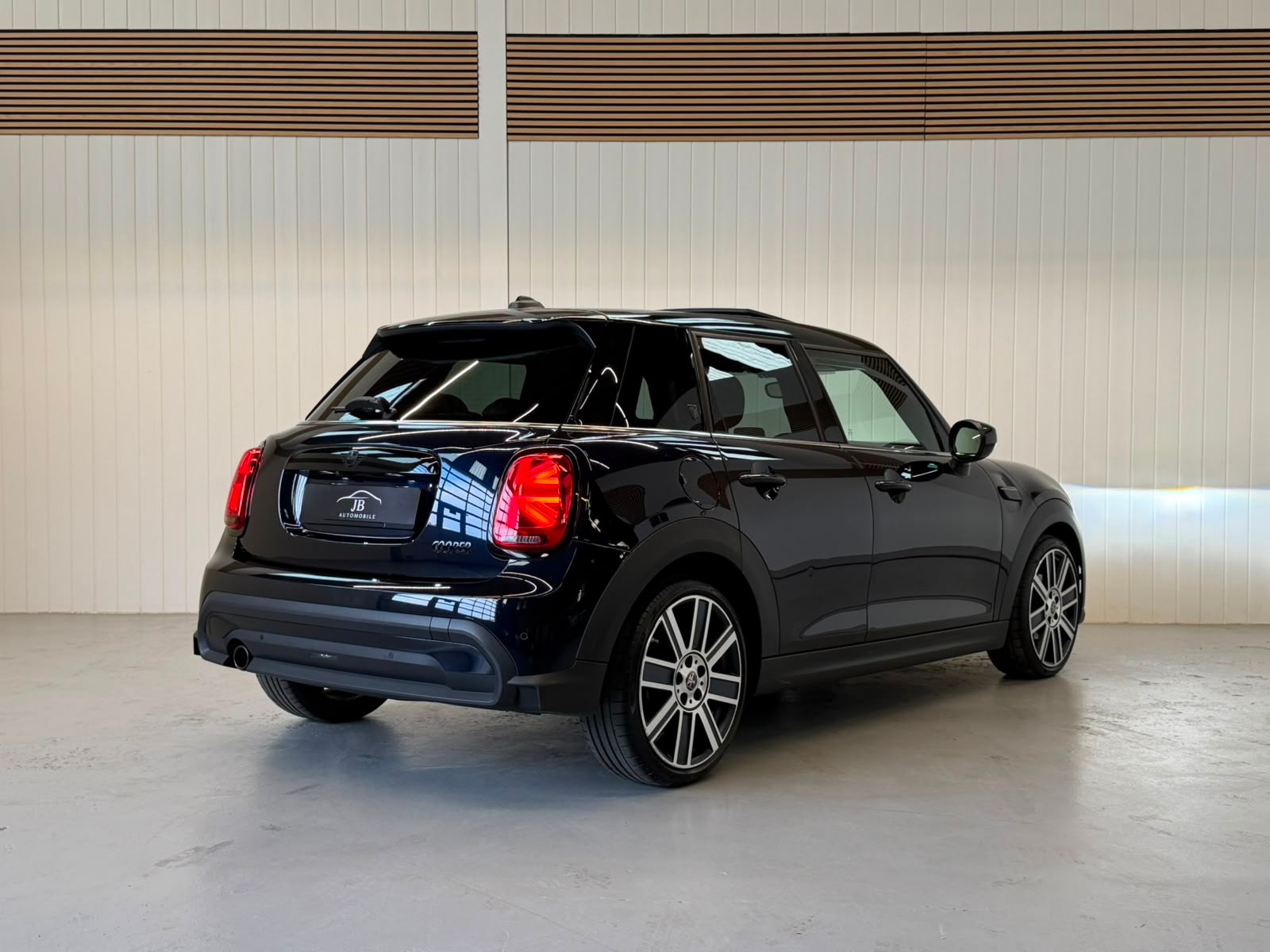 MINI Cooper mit Top Ausstattung-image-4