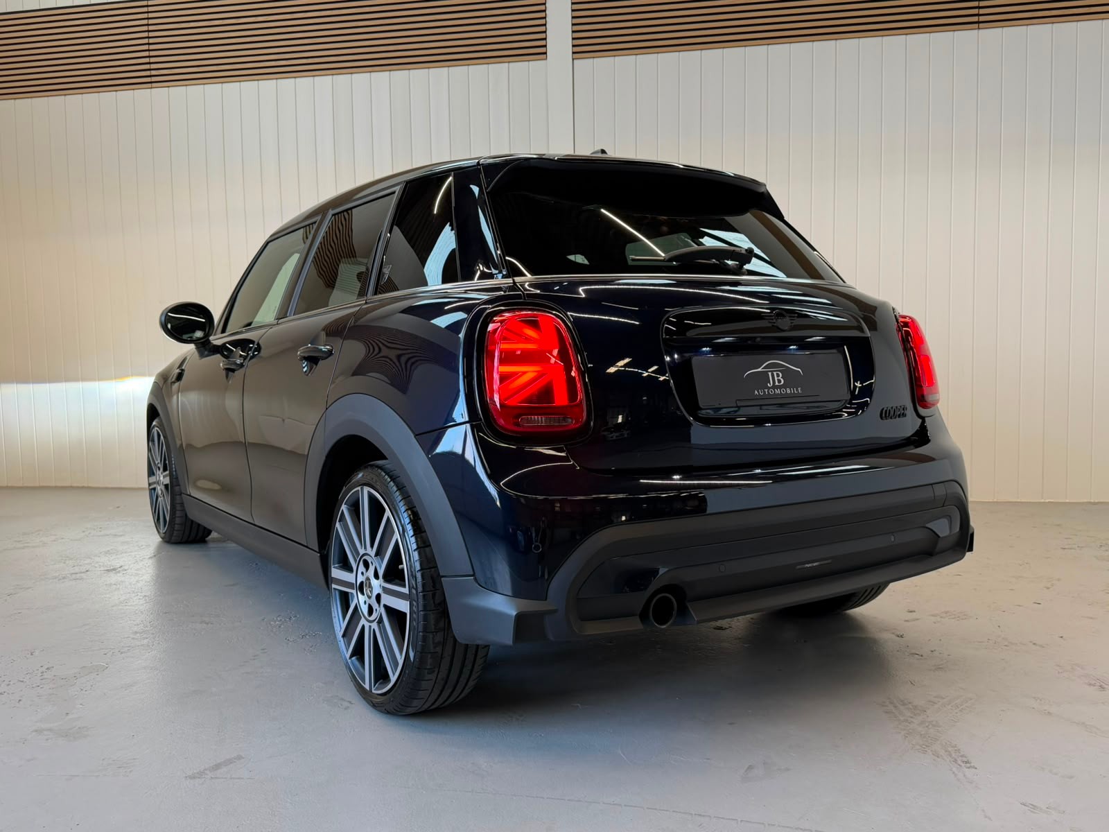 MINI Cooper mit Top Ausstattung-image-10