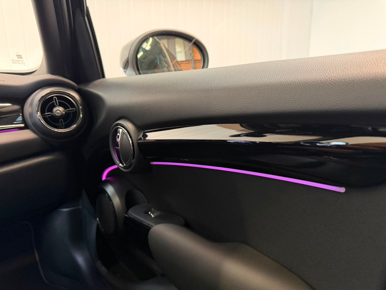 MINI Cooper mit Top Ausstattung-image-23