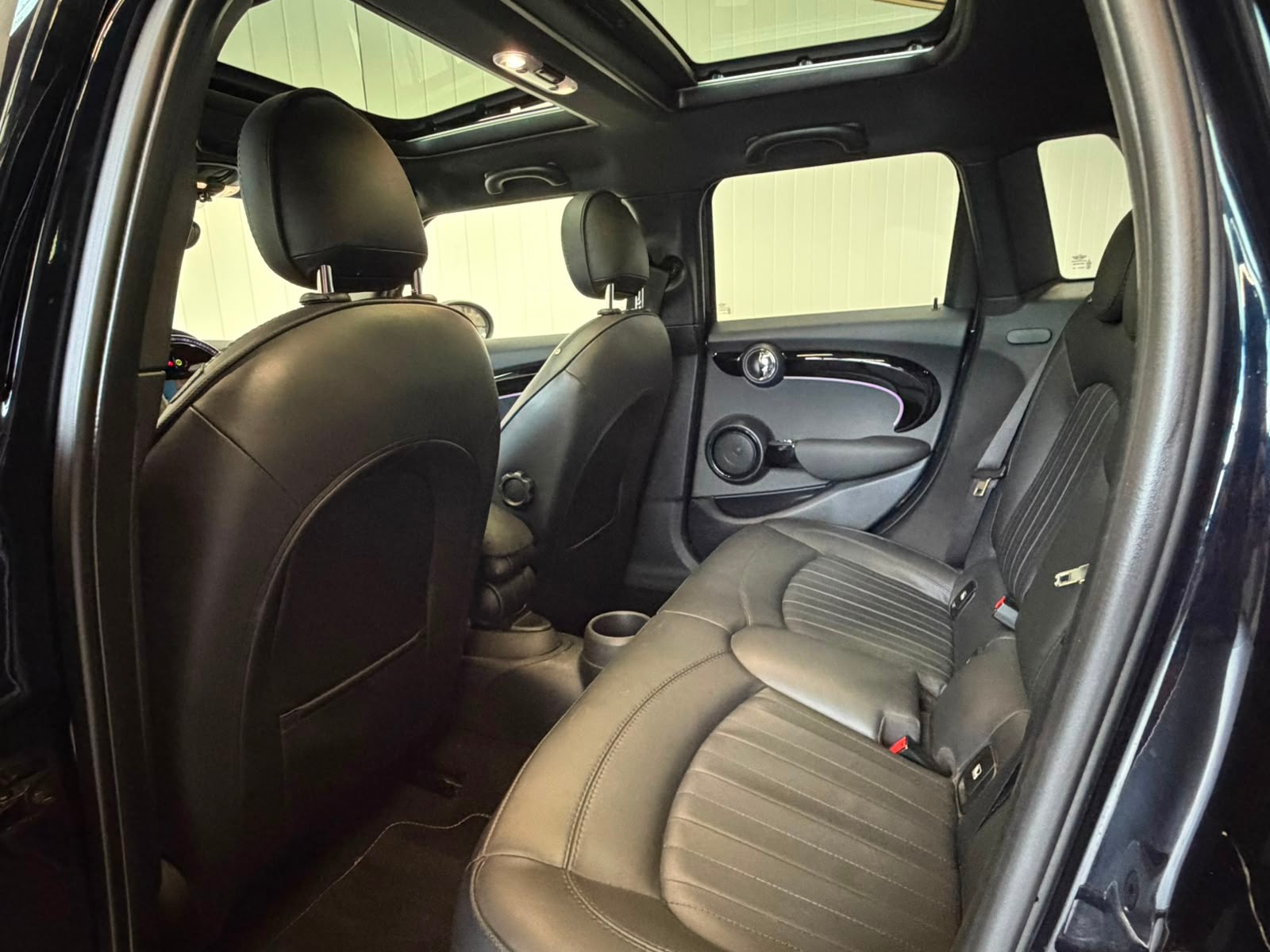 MINI Cooper mit Top Ausstattung-image-16