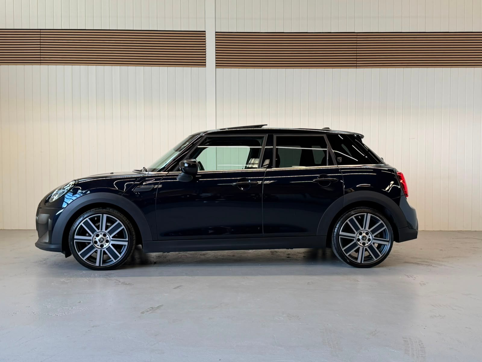 MINI Cooper mit Top Ausstattung-showroom-element-1