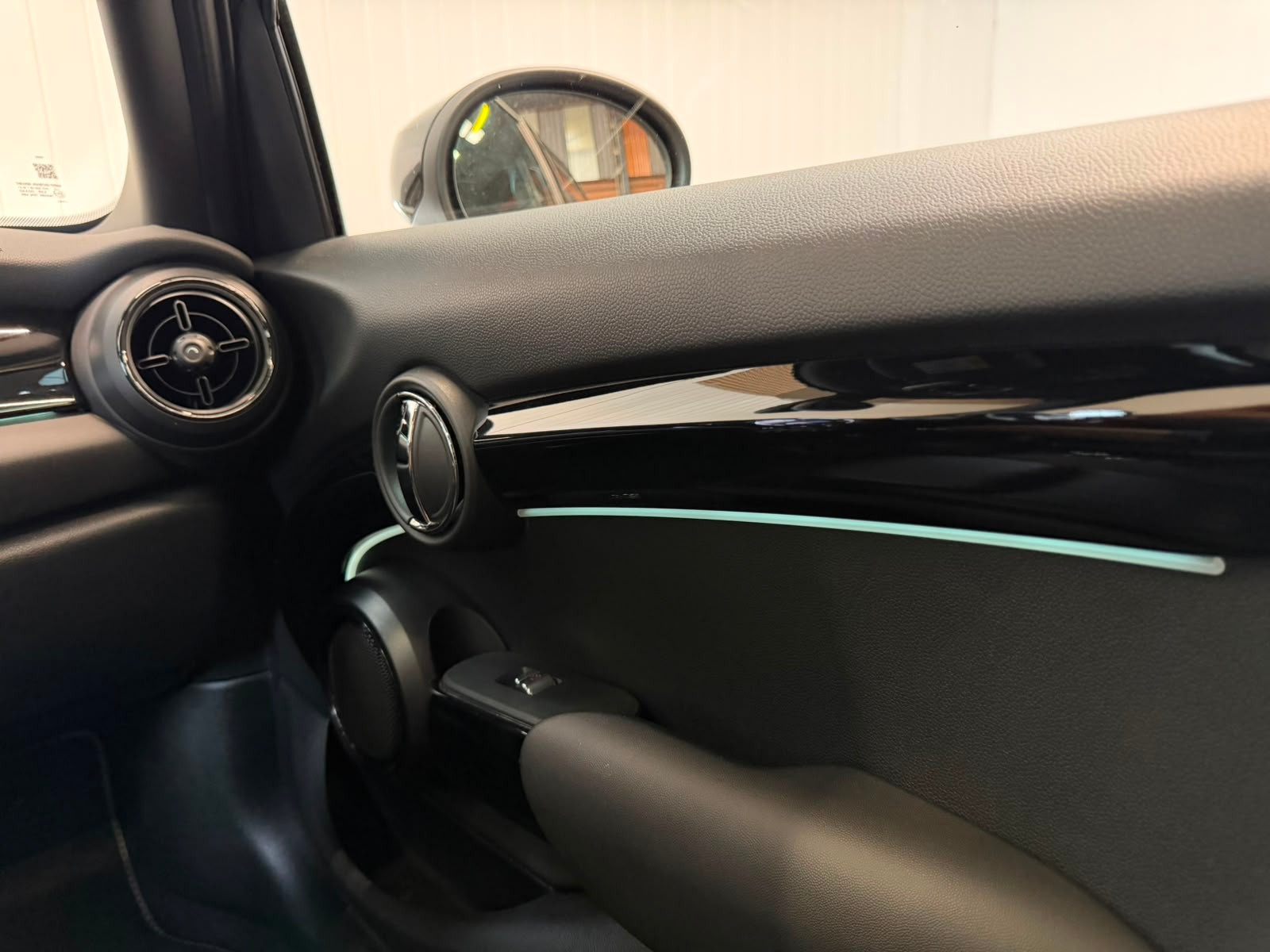 MINI Cooper mit Top Ausstattung-image-24