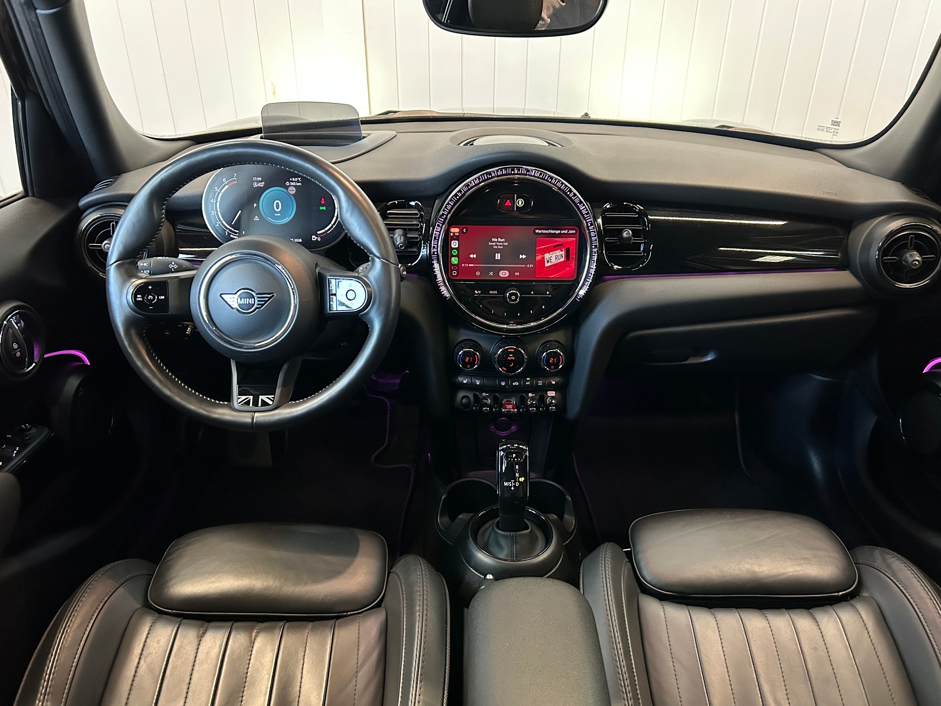 MINI Cooper mit Top Ausstattung-image-17