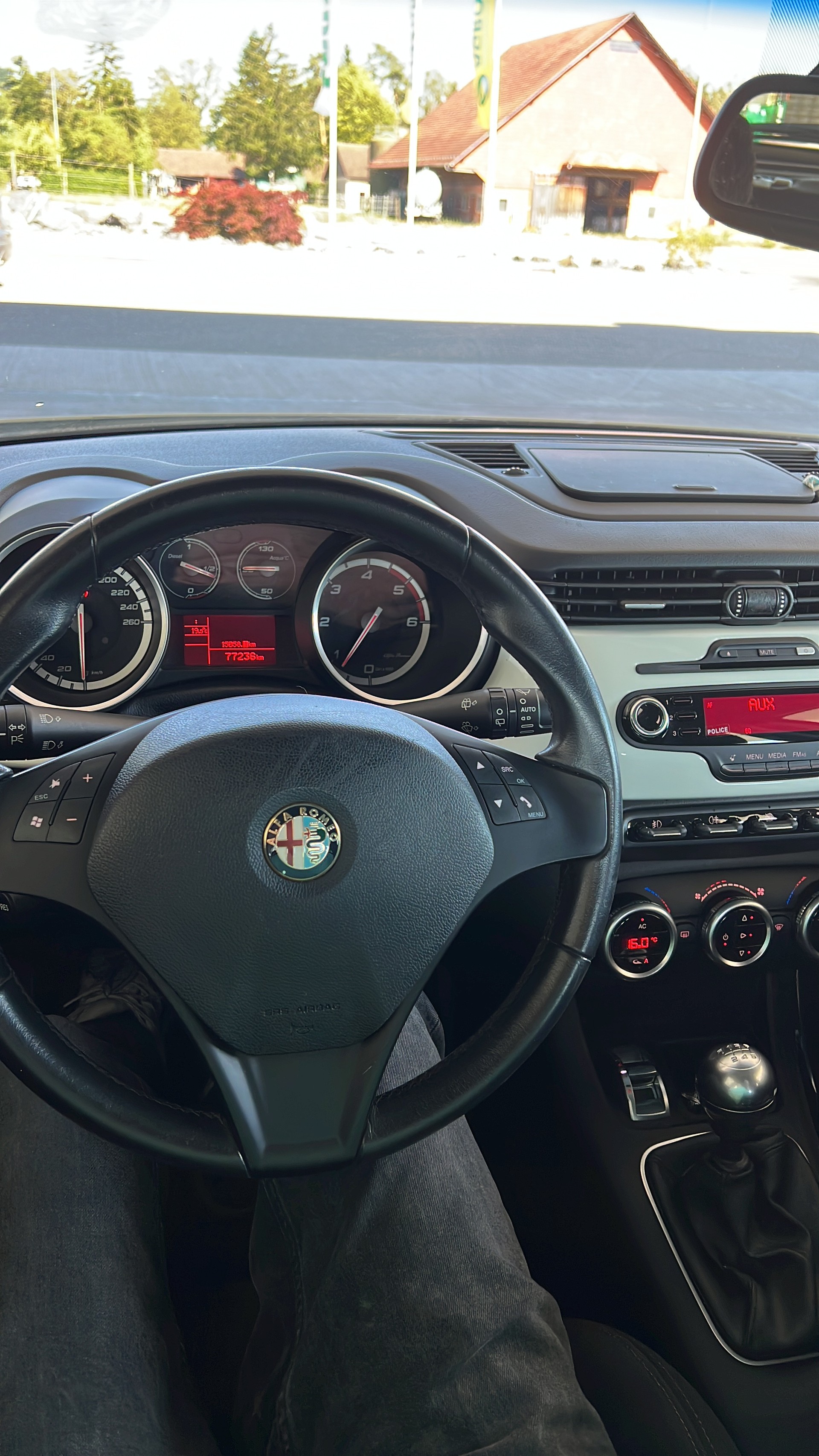 ALFA ROMEO Giulietta 2.0 JTDM Distinctive-image-12
