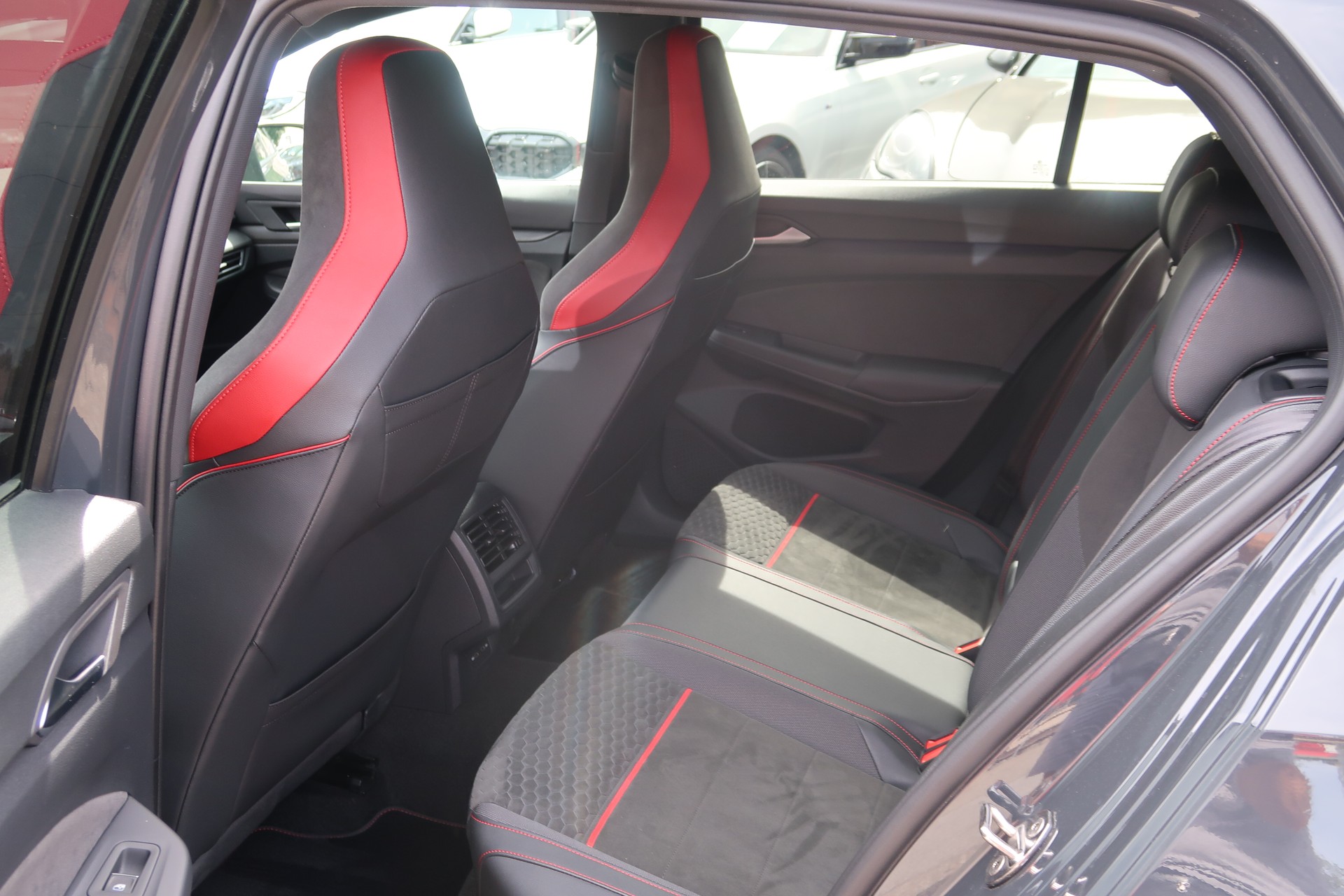 VW Golf 2.0 TSI GTI Clubsport DSG-image-9