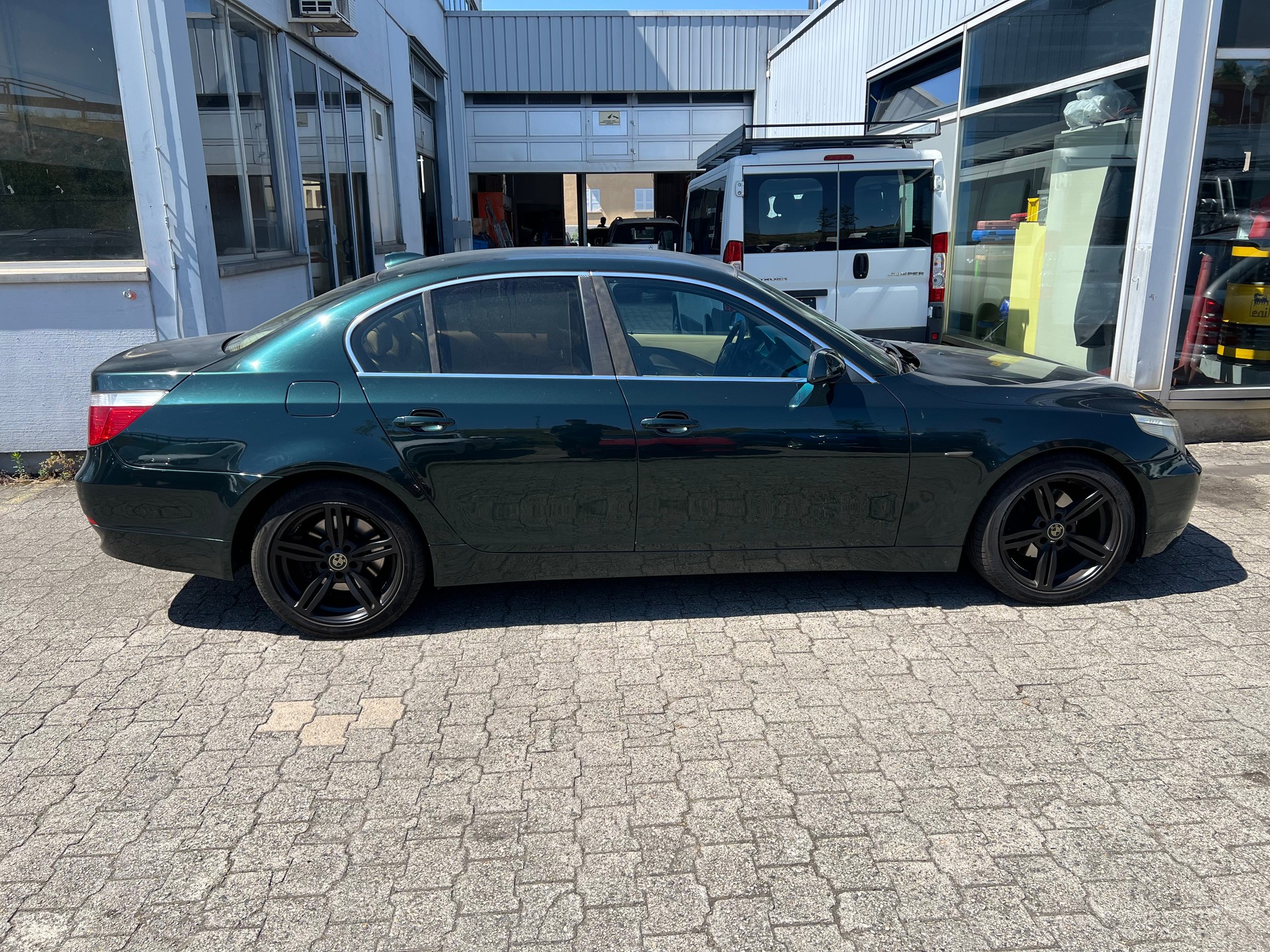 BMW 525i-image-3