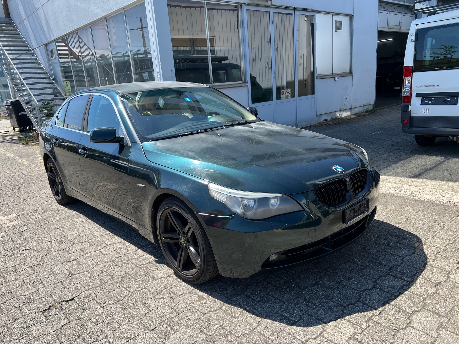 BMW 525i-image-2