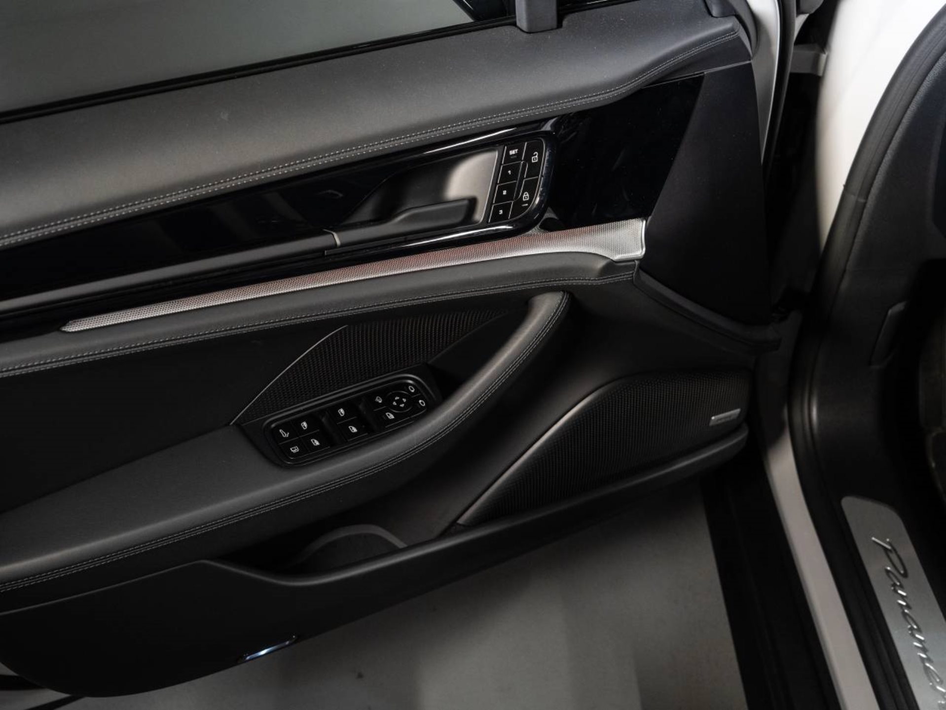 PORSCHE Panamera 4 E-Hybrid-image-16