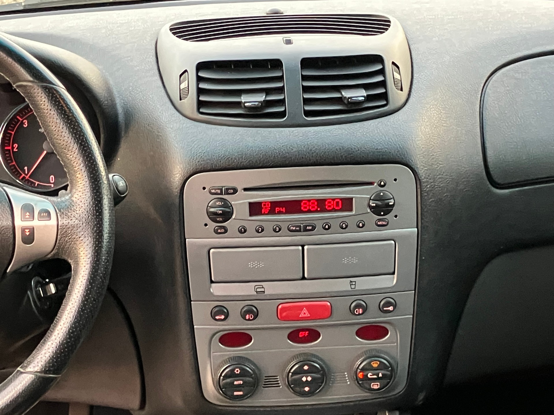 ALFA ROMEO 147 1.9 16V JTD Sport TI-image-6