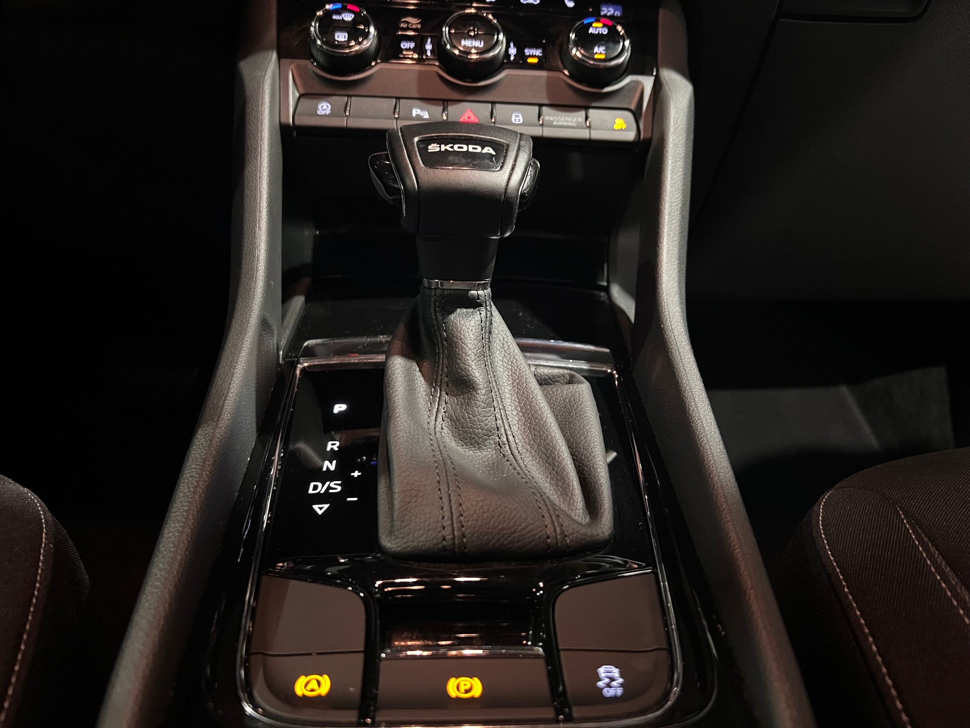 SKODA Karoq 1.5 TSI Ambition DSG-image-18