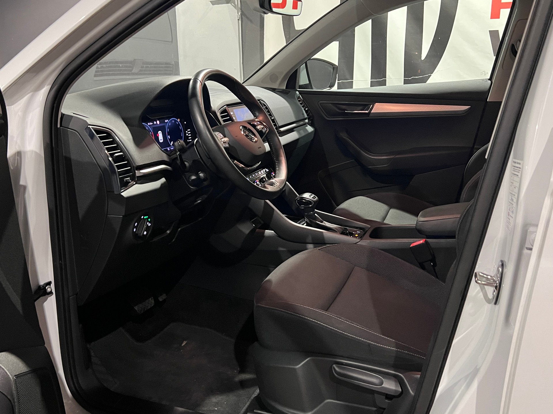 SKODA Karoq 1.5 TSI Ambition DSG-image-10