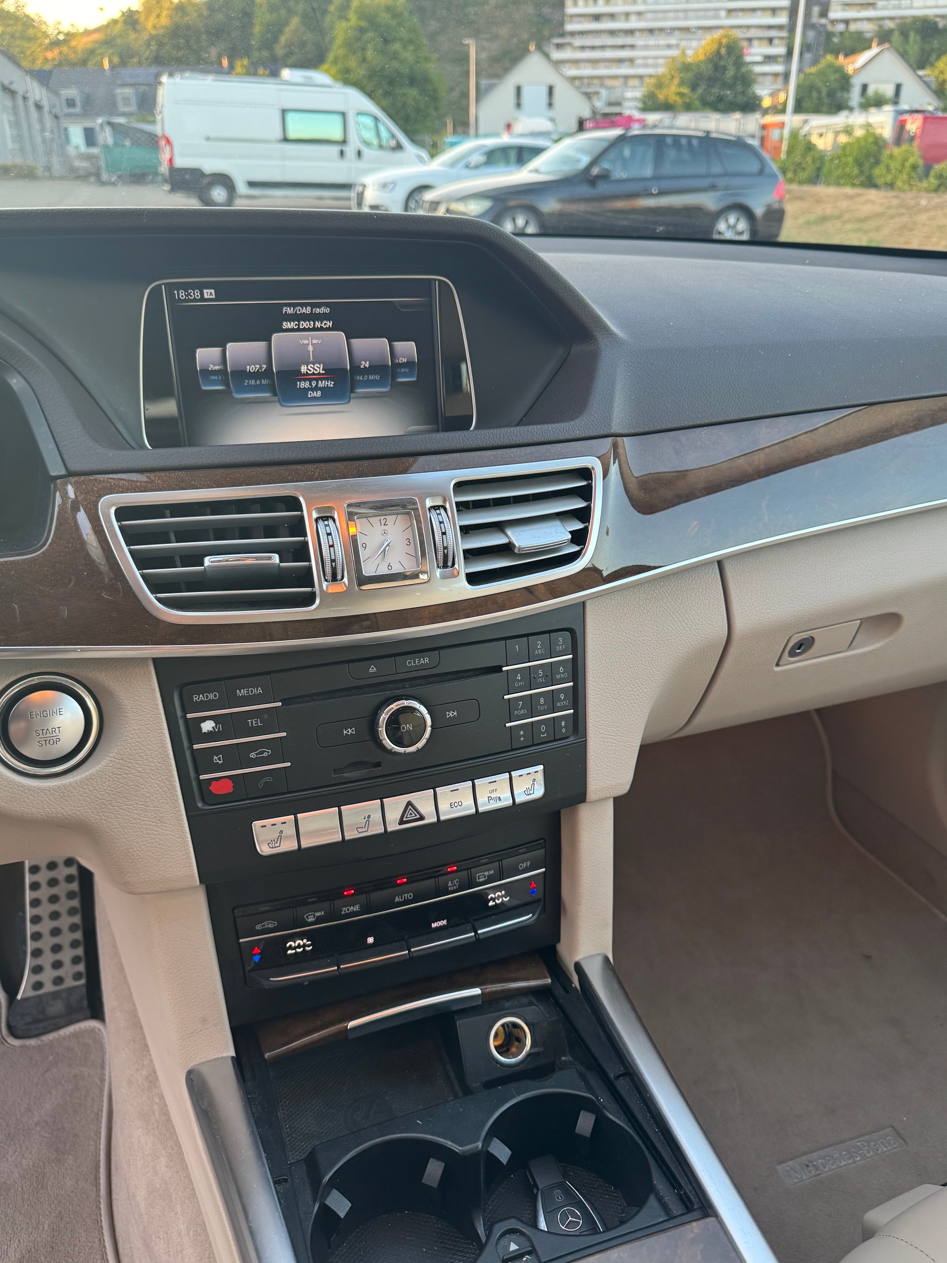 MERCEDES-BENZ E 400 Avantgarde 4Matic 7G-Tronic-image-8