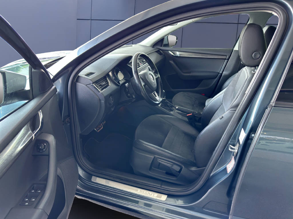 SKODA Octavia Scout 1.8 TSI 180 4x4 DSG-image-9
