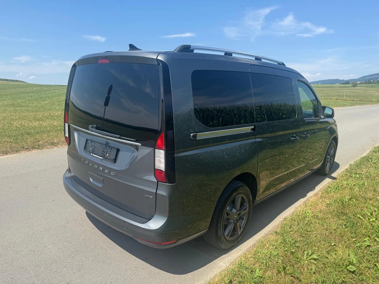 FORD Grand Tourneo Connect 2.0 EcoBlue Titanium 4x4 mit Anhängerkupplung und 7 Sitzen-image-4