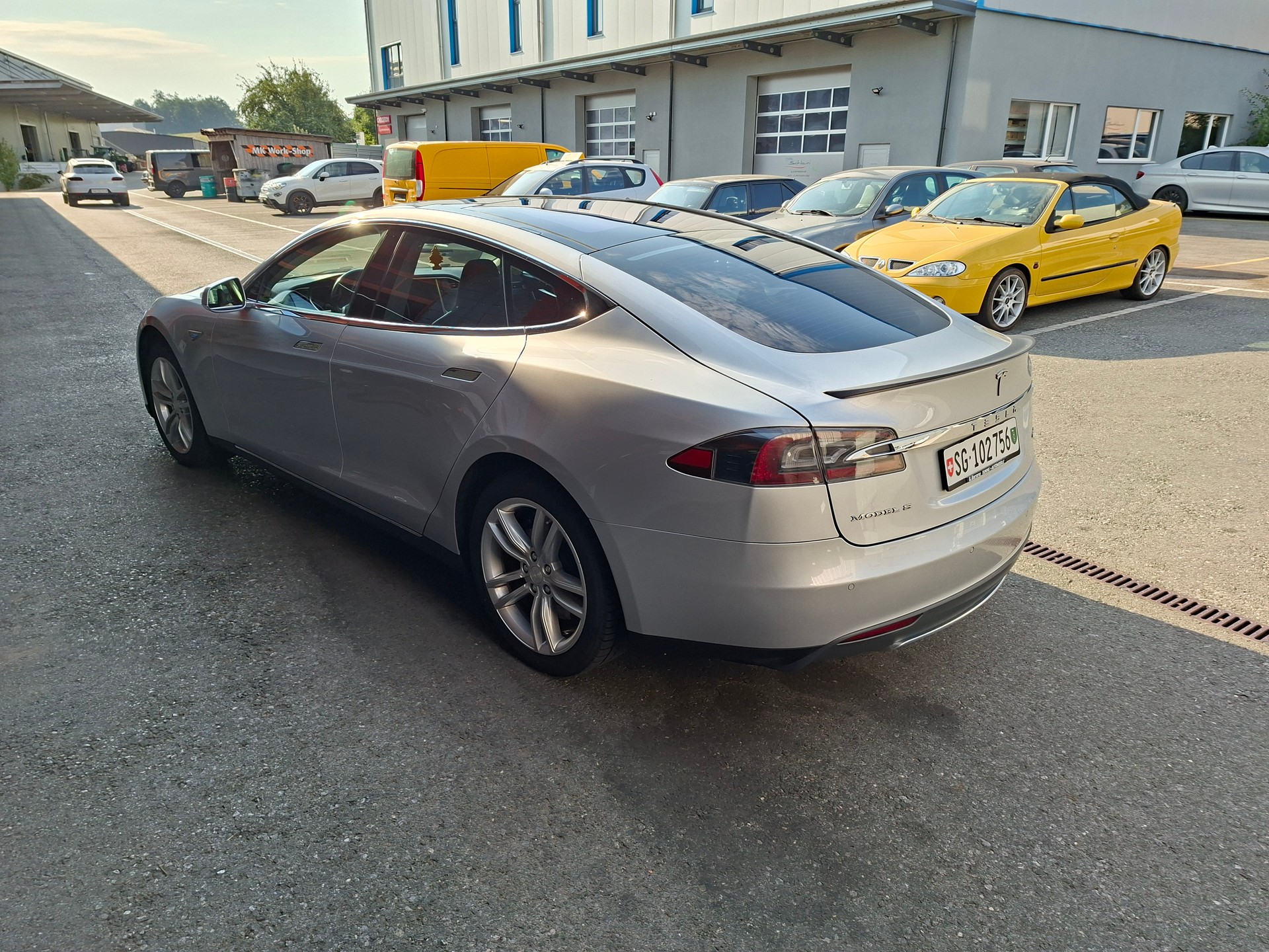 TESLA Model S 85-showroom-element-2