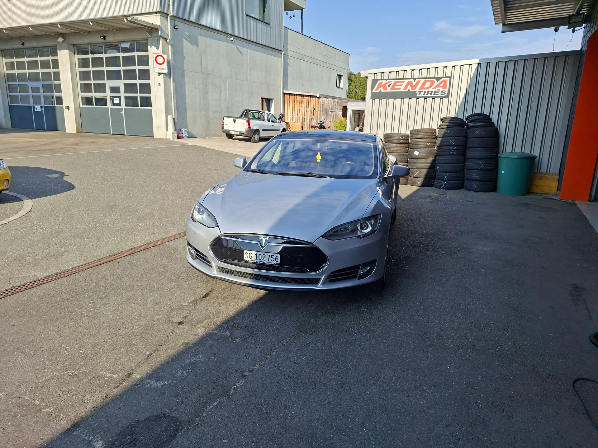 TESLA Model S 85-showroom-element-1