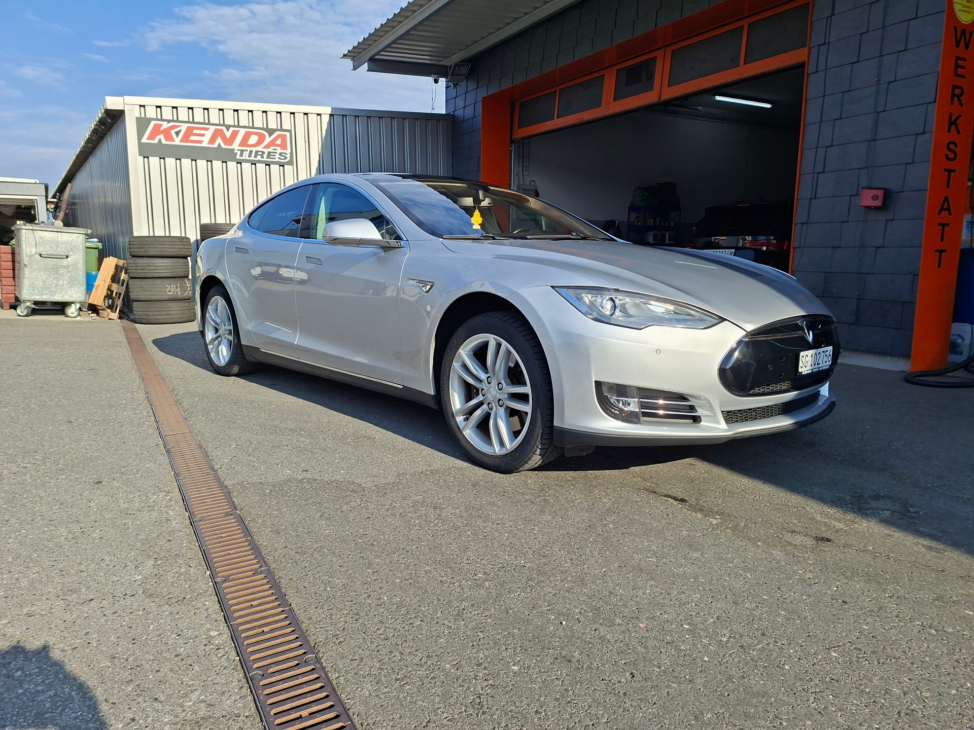 TESLA Model S 85-image-7