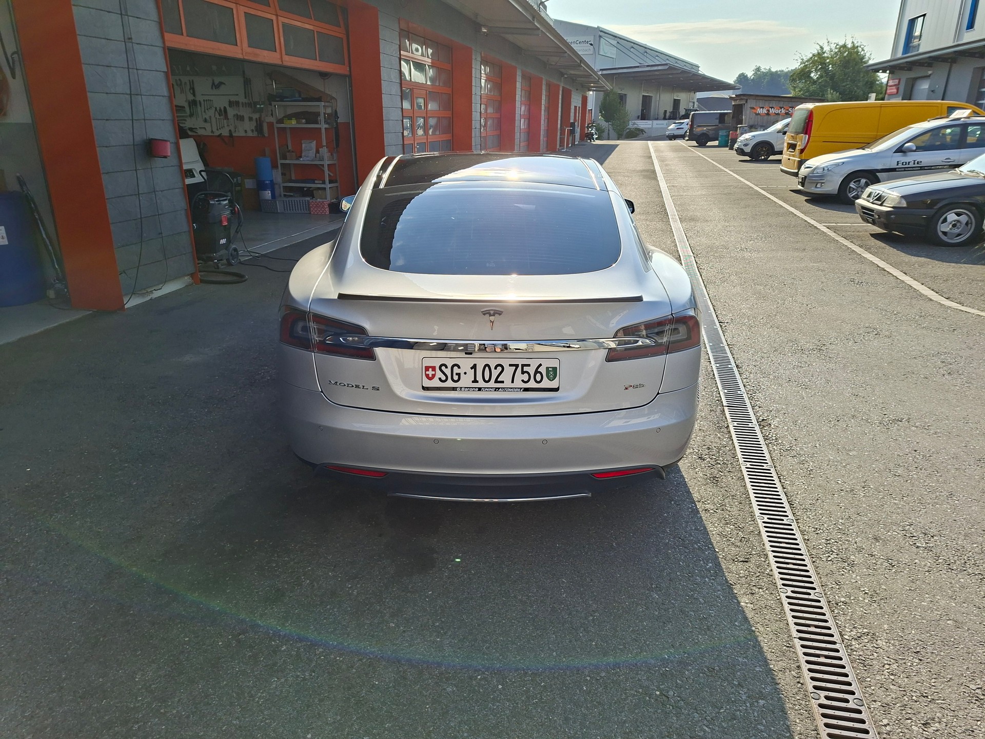 TESLA Model S 85-showroom-element-3