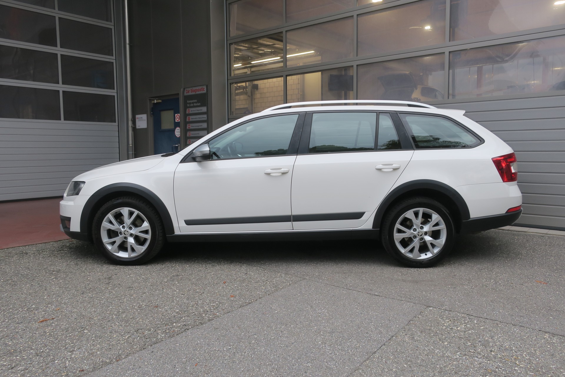 SKODA Octavia Combi 2.0 TDI Scout 4x4 DSG-image-3