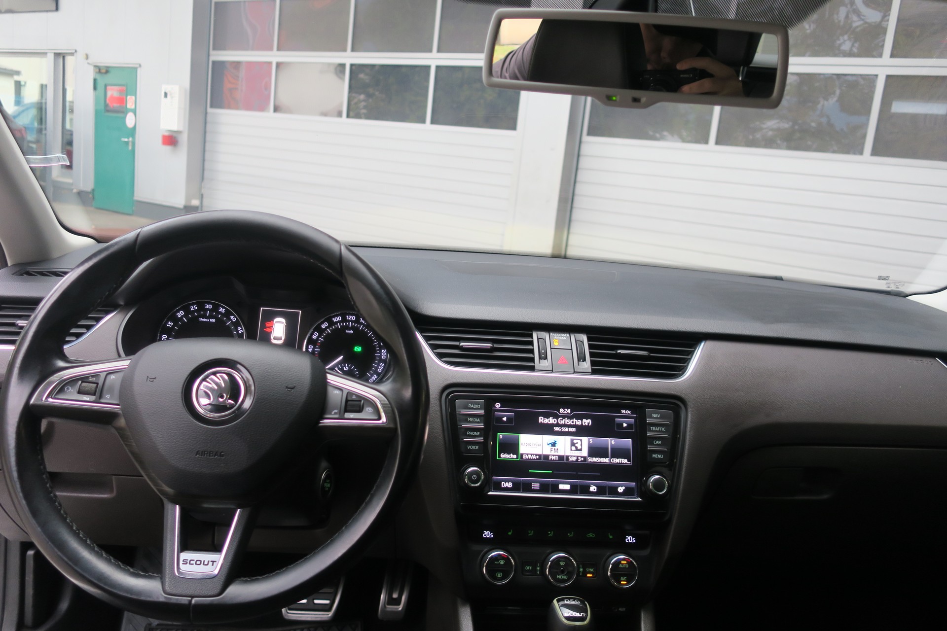 SKODA Octavia Combi 2.0 TDI Scout 4x4 DSG-image-8