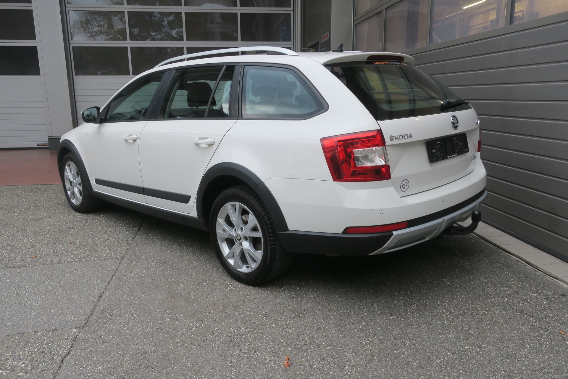 SKODA Octavia Combi 2.0 TDI Scout 4x4 DSG-image-4