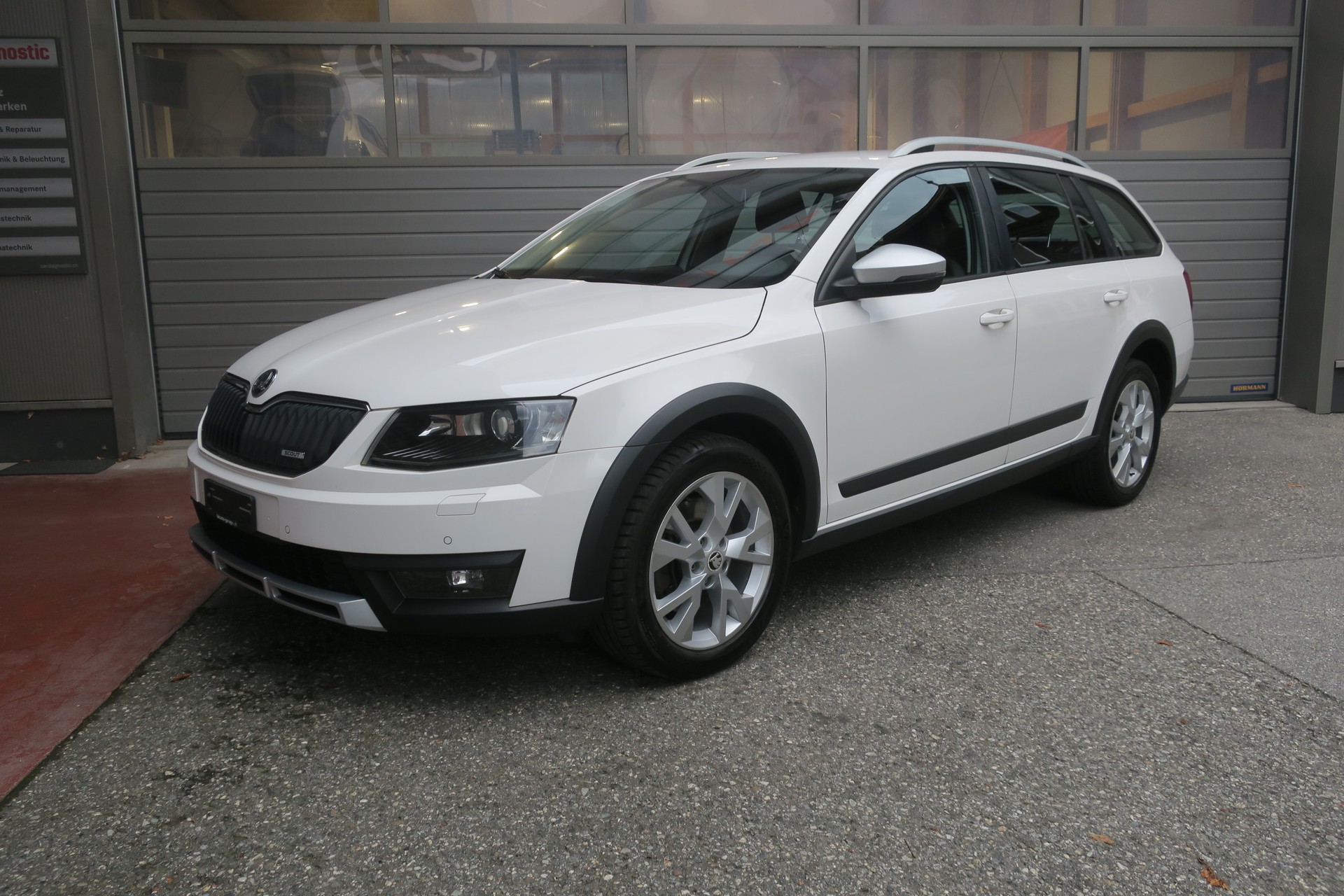 SKODA Octavia Combi 2.0 TDI Scout 4x4 DSG-image-0