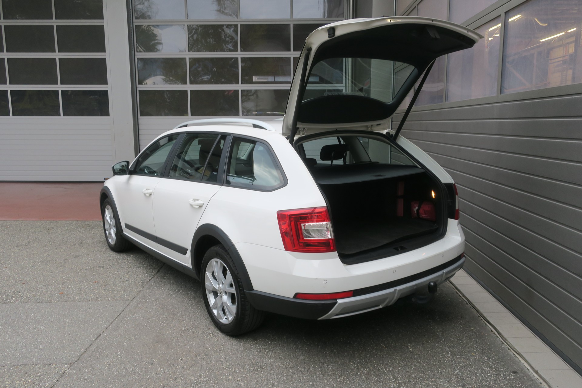 SKODA Octavia Combi 2.0 TDI Scout 4x4 DSG-image-5