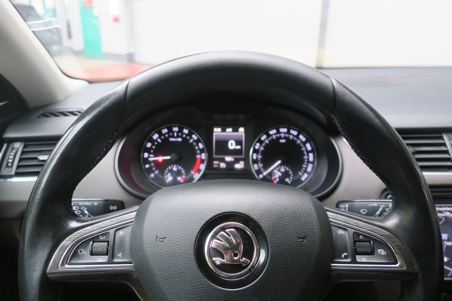 SKODA Octavia Combi 2.0 TDI Scout 4x4 DSG-image-15