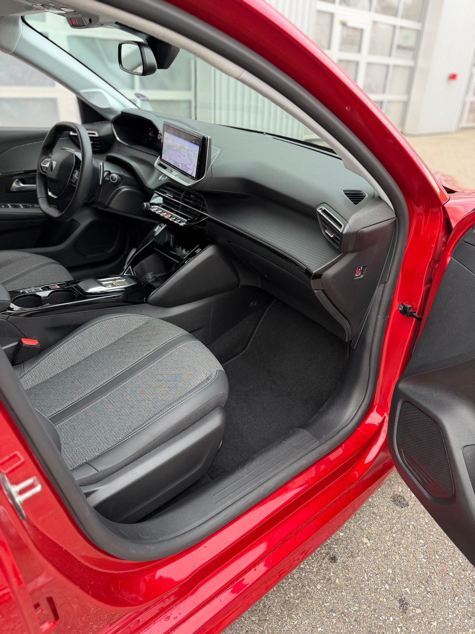 PEUGEOT 208 1.2 MHEV 110 Allure-image-12