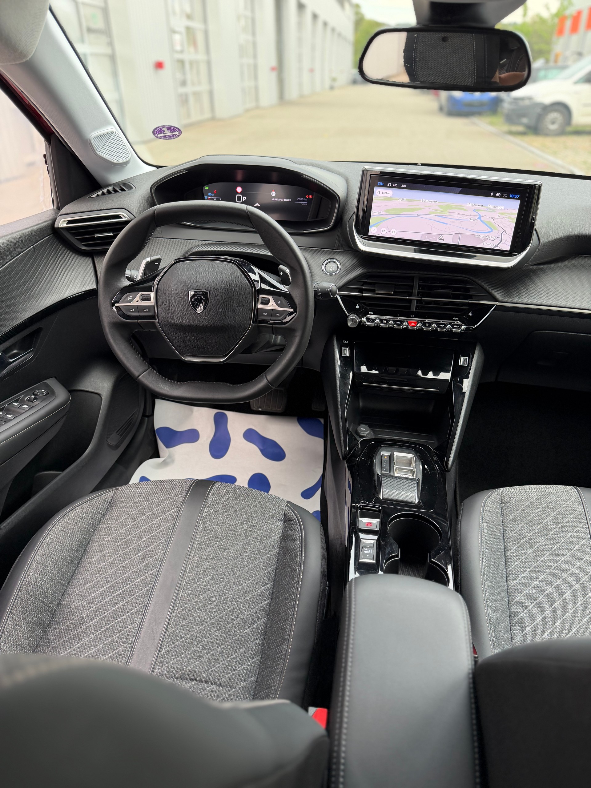 PEUGEOT 208 1.2 MHEV 110 Allure-image-9