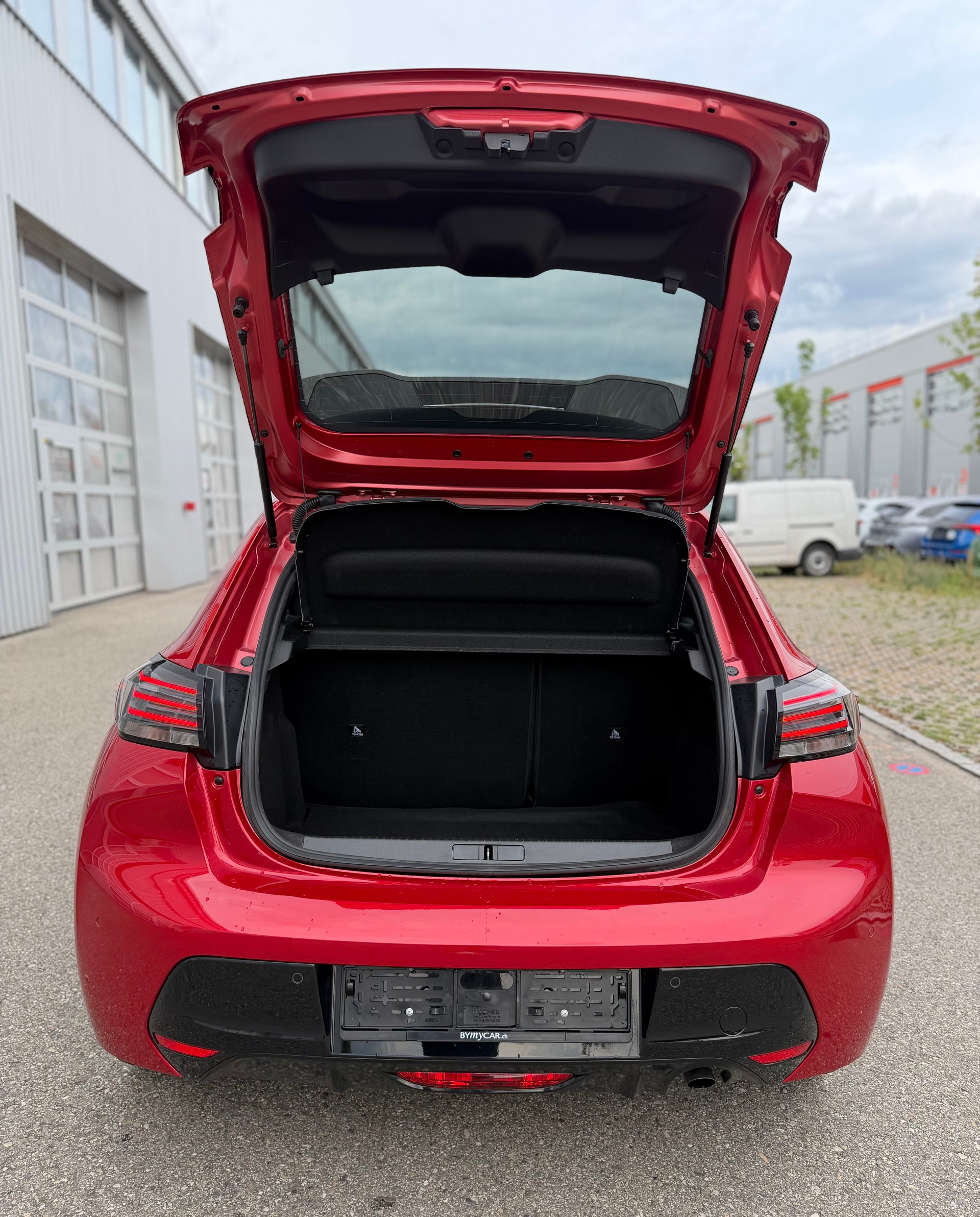 PEUGEOT 208 1.2 MHEV 110 Allure-image-13