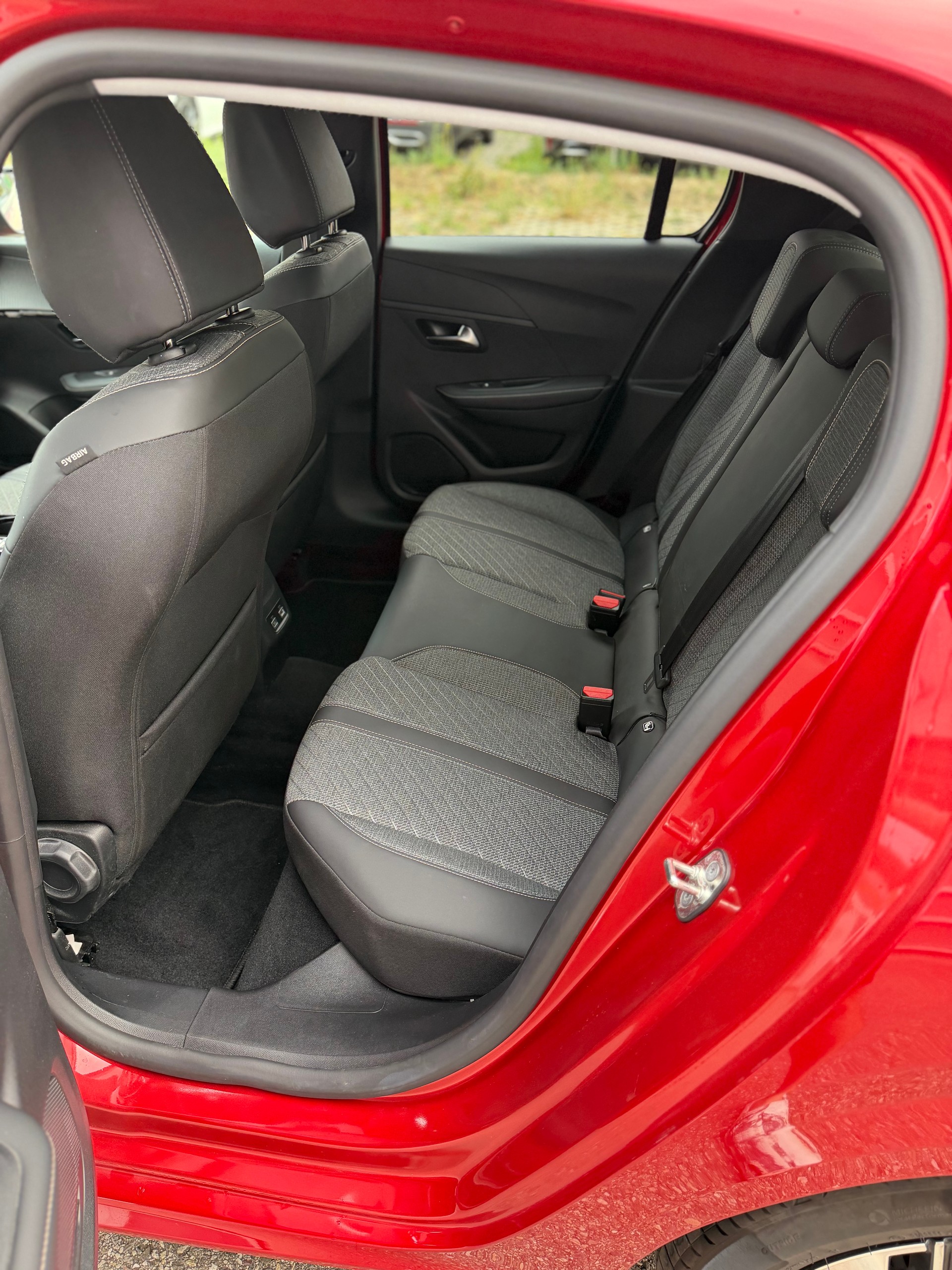 PEUGEOT 208 1.2 MHEV 110 Allure-image-8