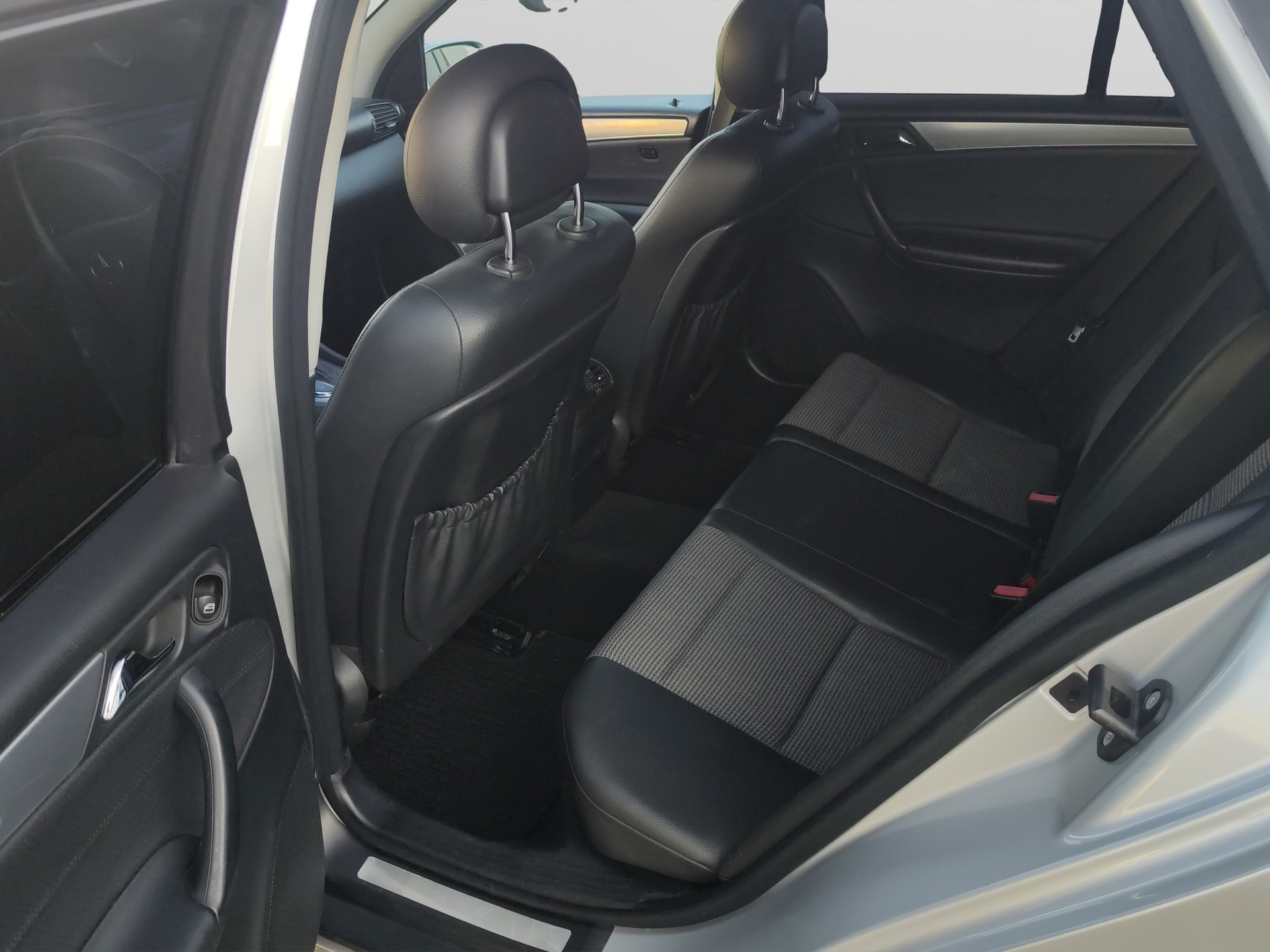 MERCEDES-BENZ C 180 Kompressor Avantgarde-image-15