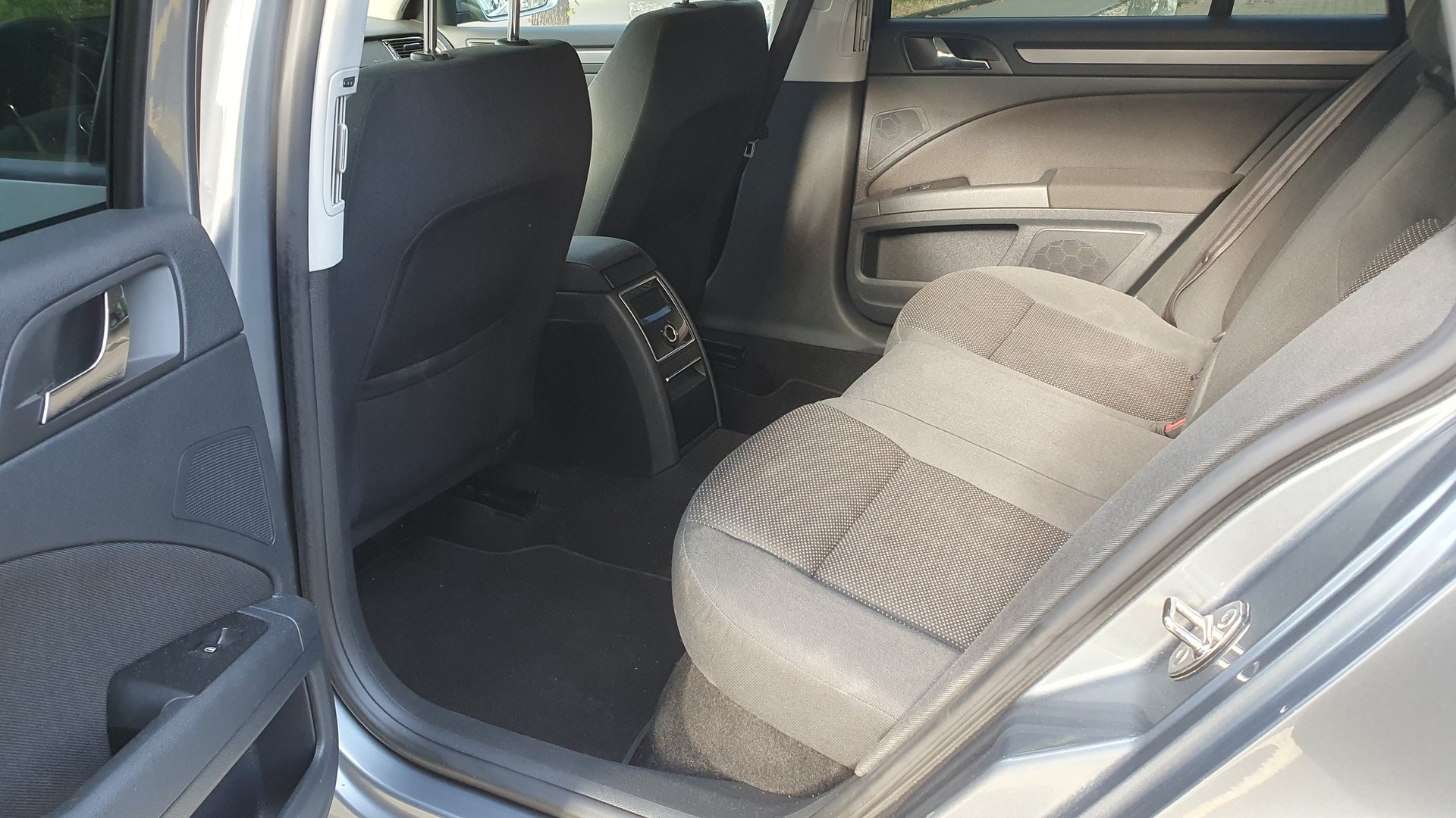 SKODA Combi 2.0 TDi Elegance-image-4