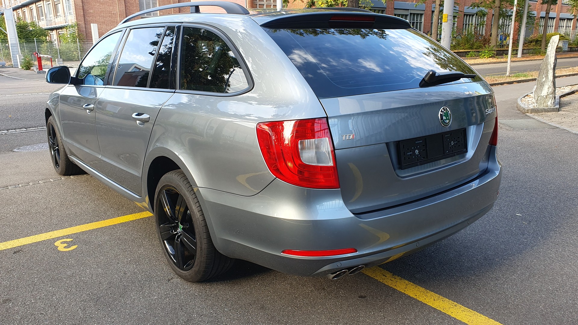 SKODA Combi 2.0 TDi Elegance-image-2