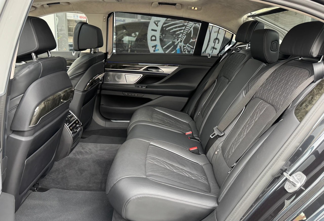 BMW M760Li xDrive Sport Getriebe-image-9