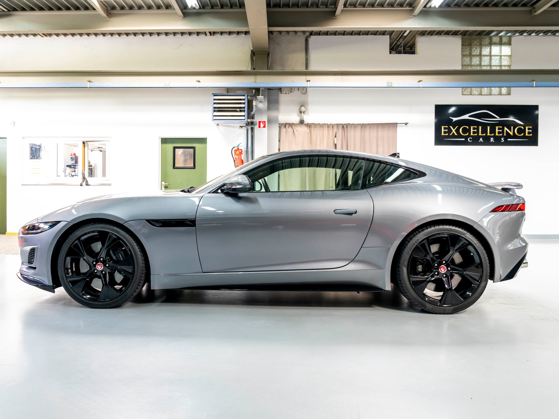 JAGUAR F-Type Coupé 5.0 V8 R-Dynamic Automatik AWD-image-3