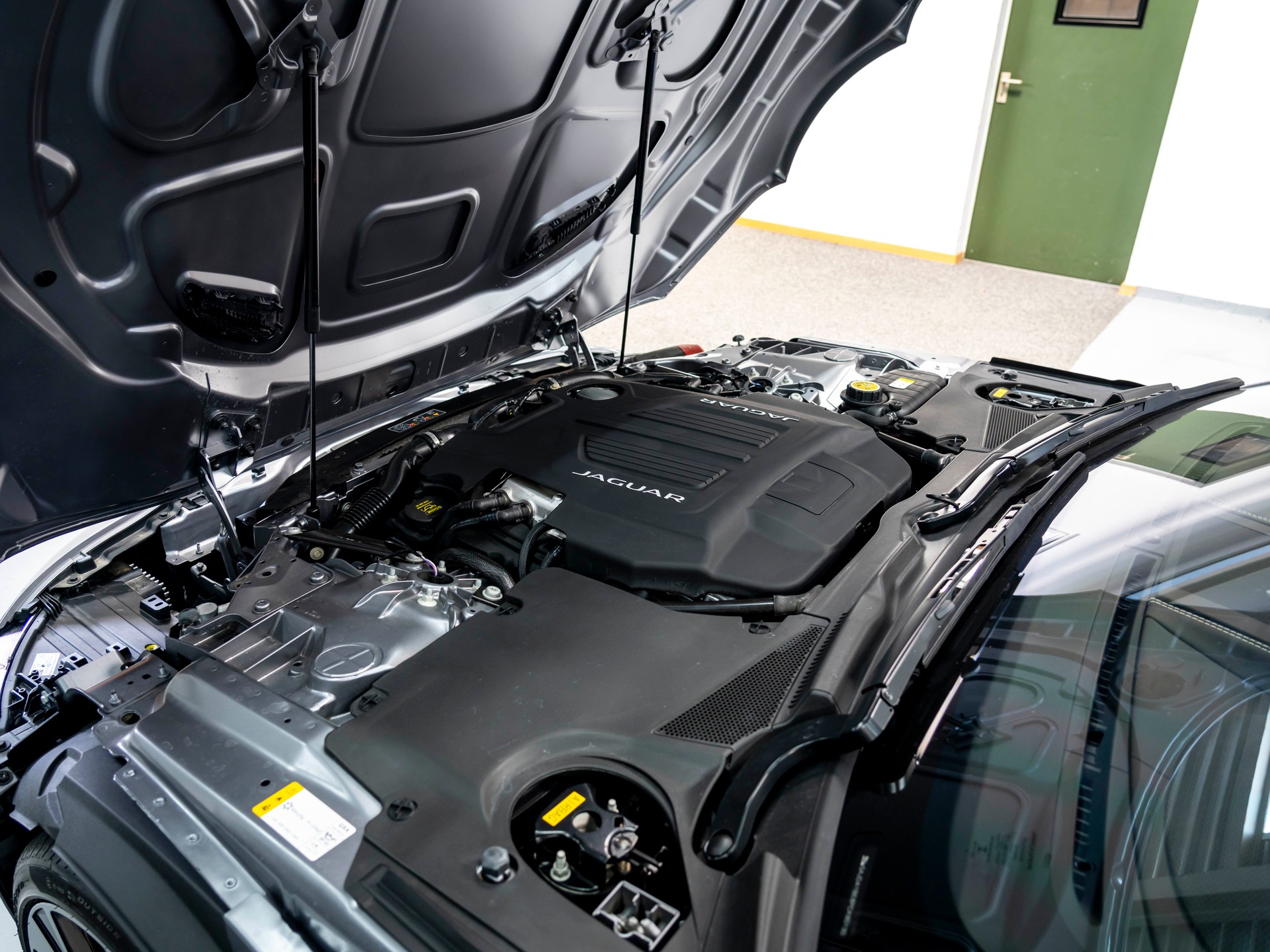 JAGUAR F-Type Coupé 5.0 V8 R-Dynamic Automatik AWD-image-28