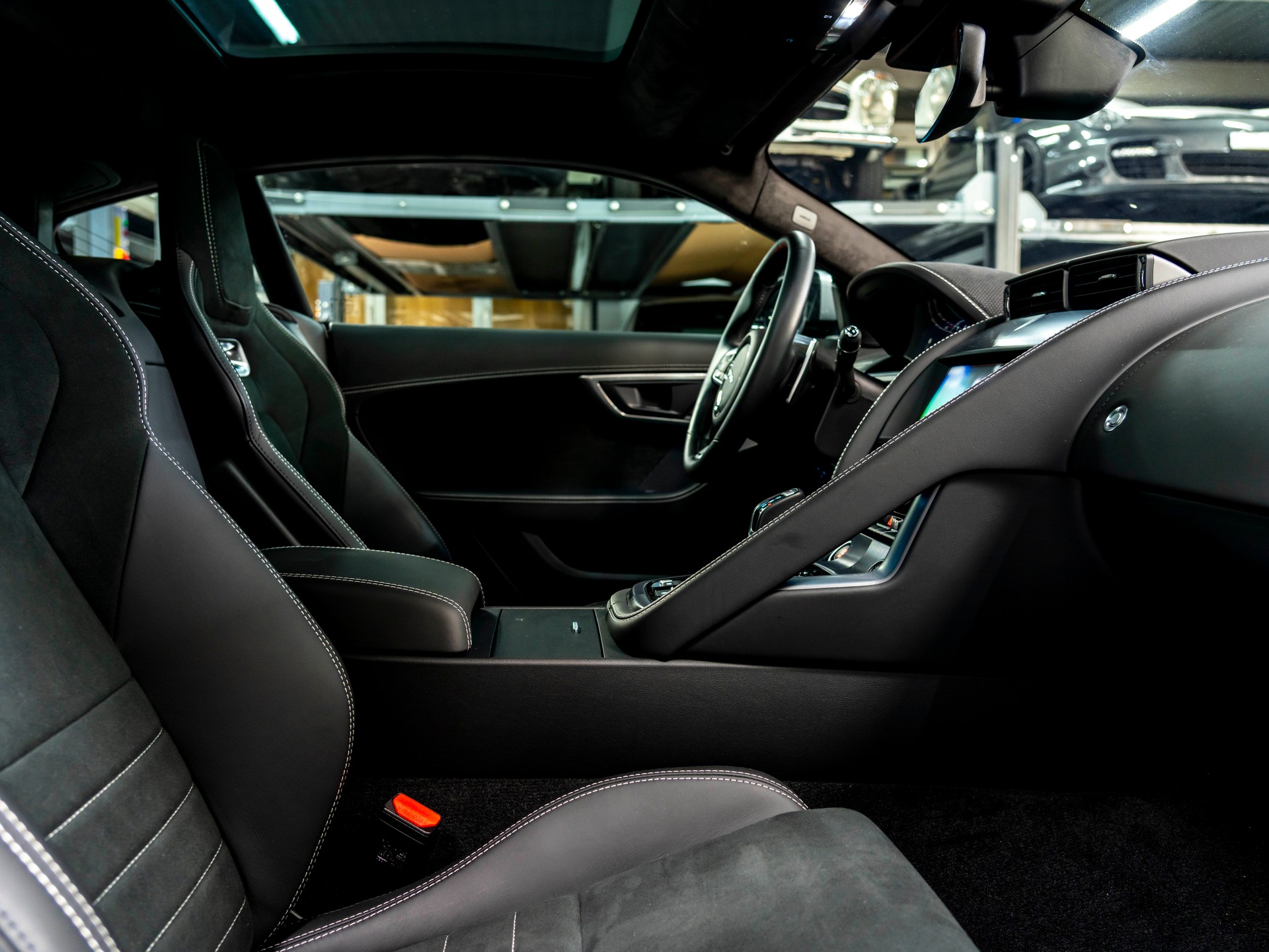 JAGUAR F-Type Coupé 5.0 V8 R-Dynamic Automatik AWD-image-24