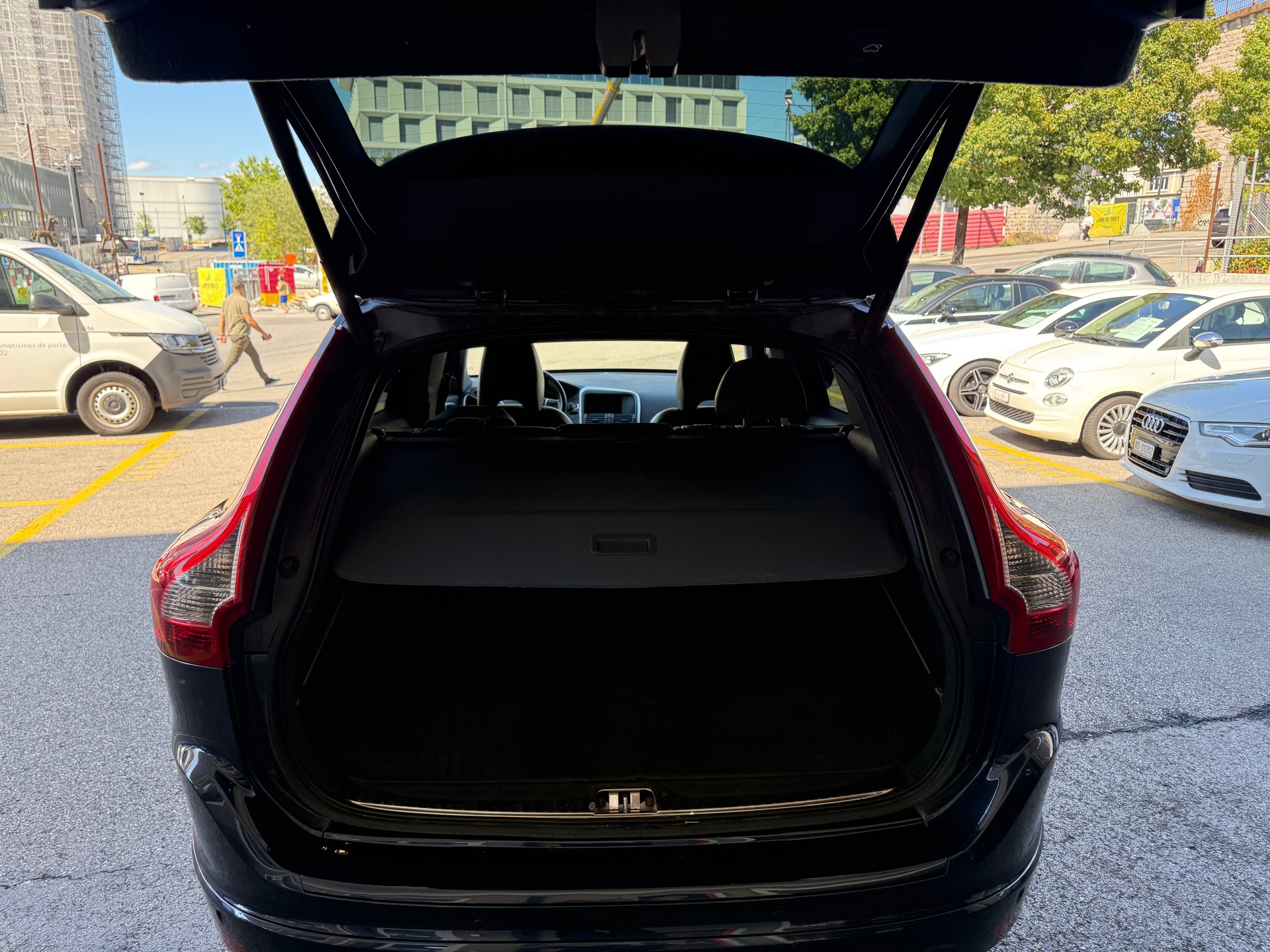VOLVO XC60 D5 AWD Summum R-Design Geartronic-image-3