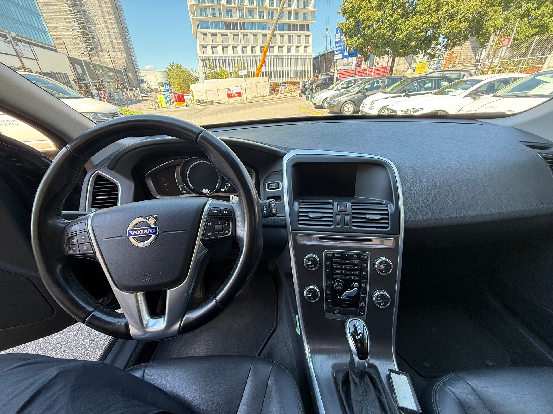 VOLVO XC60 D5 AWD Summum R-Design Geartronic-image-6