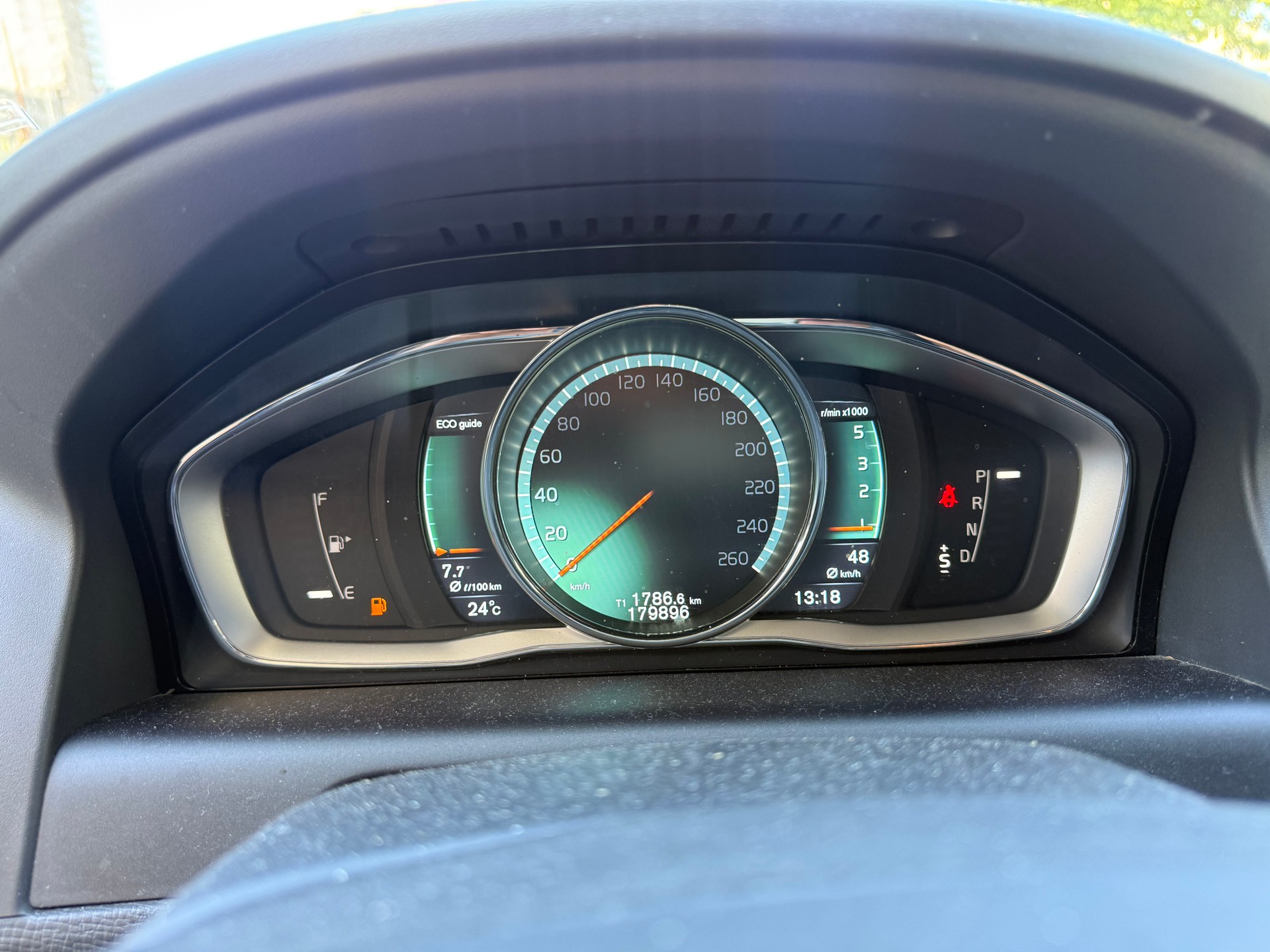 VOLVO XC60 D5 AWD Summum R-Design Geartronic-image-8