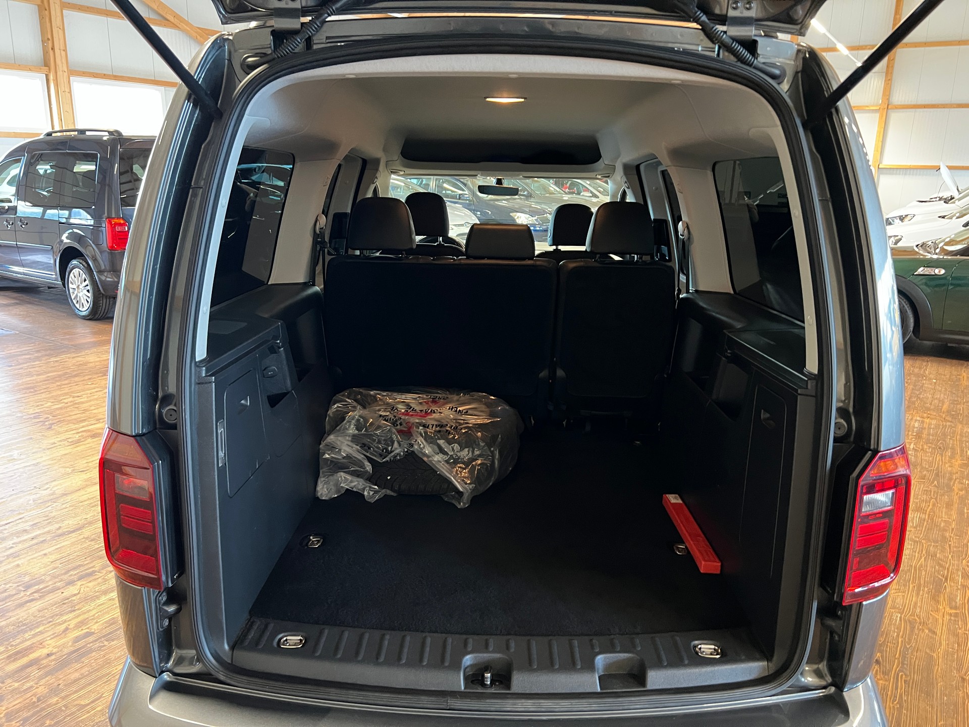 VW Caddy Maxi 2.0 TDI Family 4Motion DSG-image-14