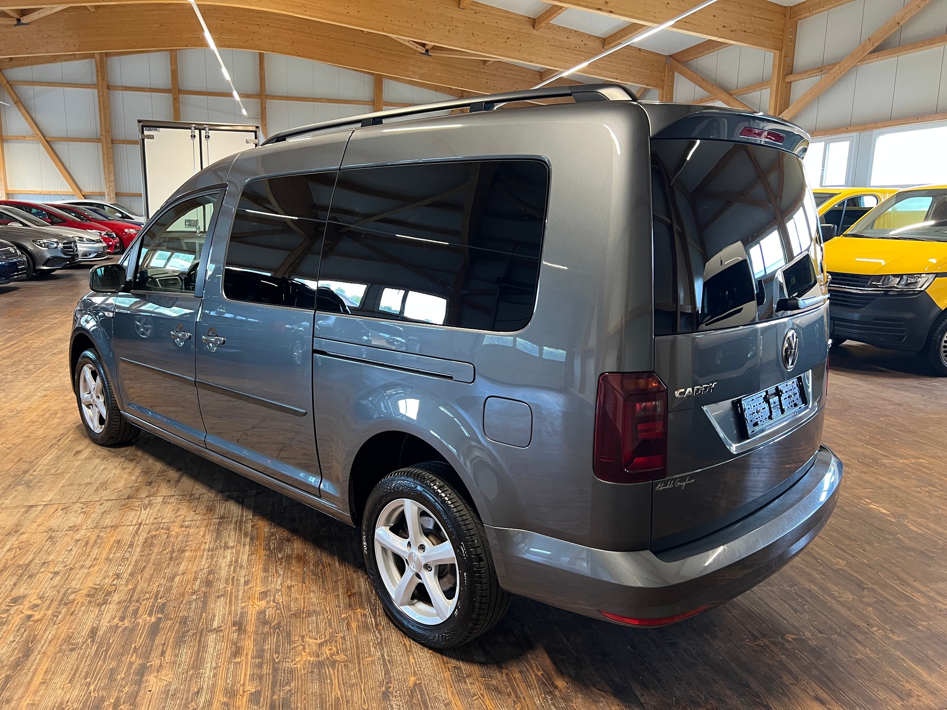 VW Caddy Maxi 2.0 TDI Family 4Motion DSG-image-6