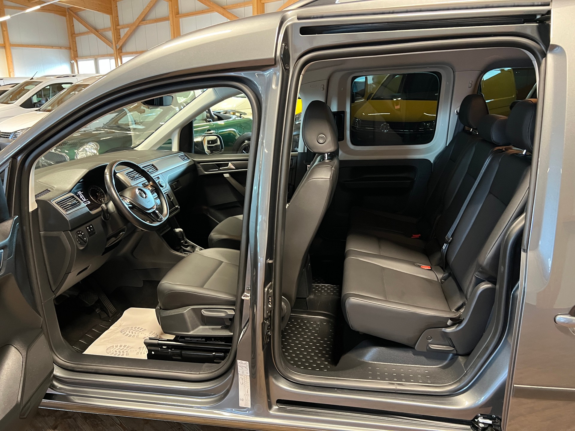 VW Caddy Maxi 2.0 TDI Family 4Motion DSG-image-12