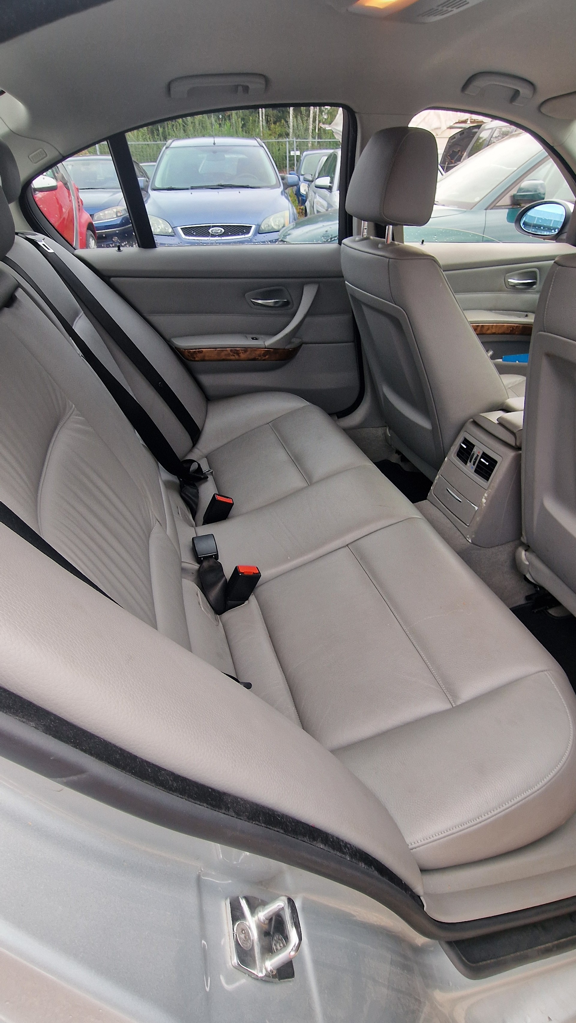 BMW 320i-image-5
