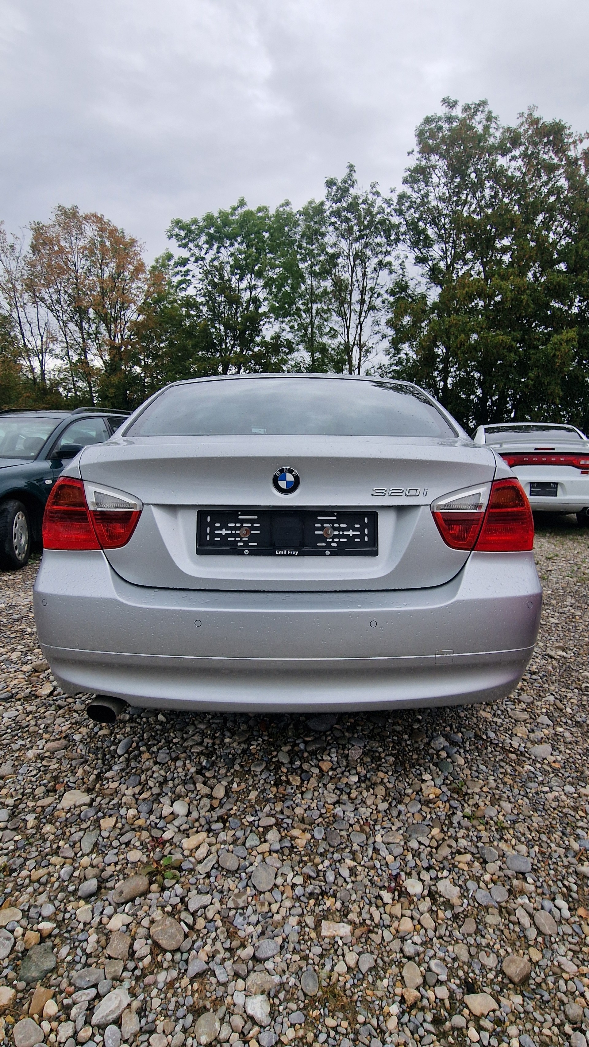 BMW 320i-image-2