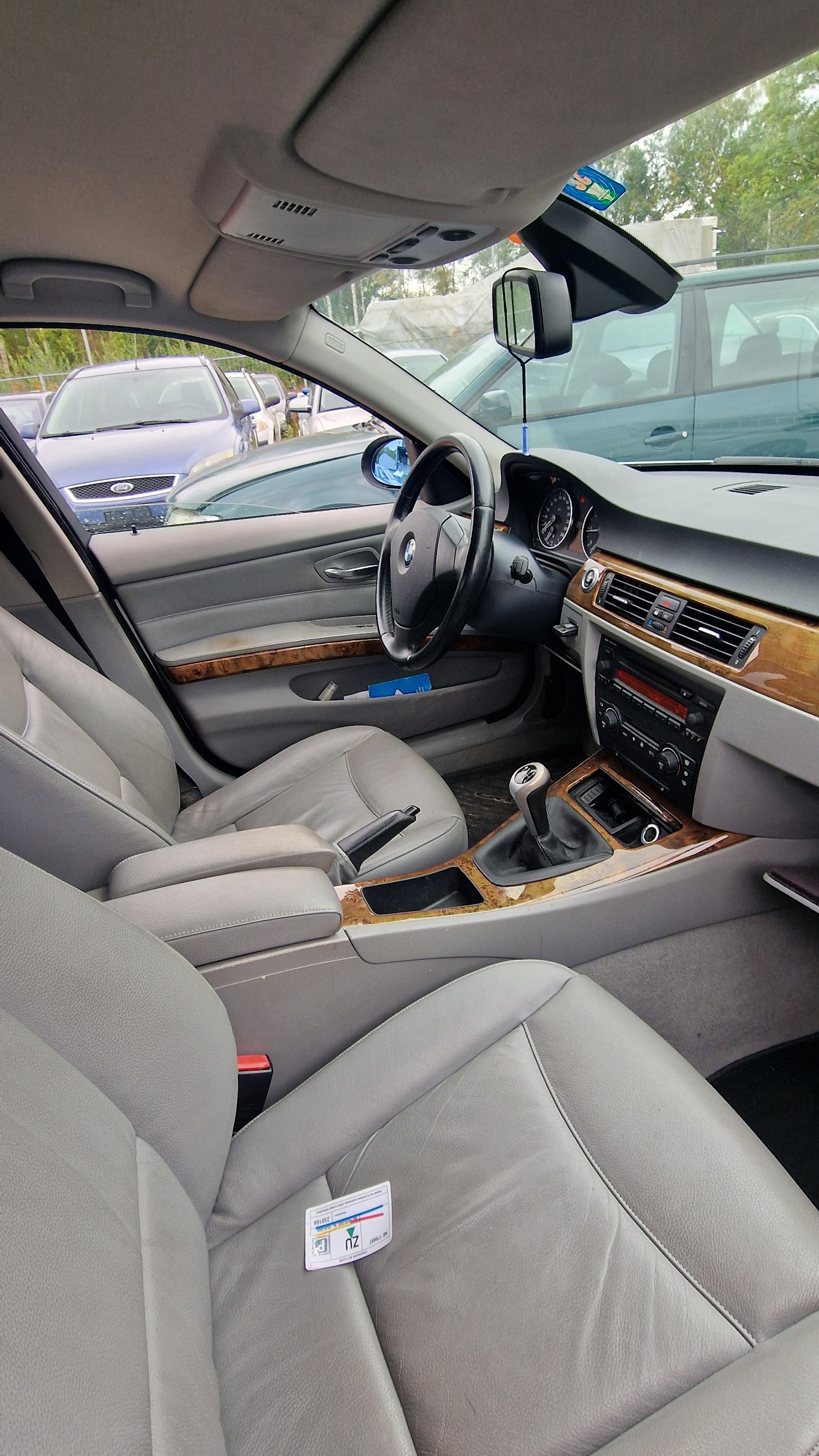 BMW 320i-image-4