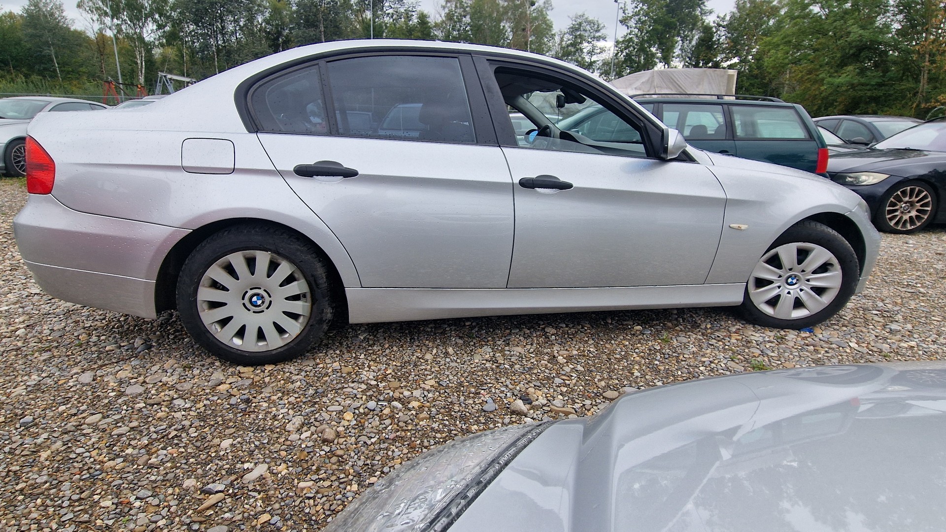 BMW 320i-image-3